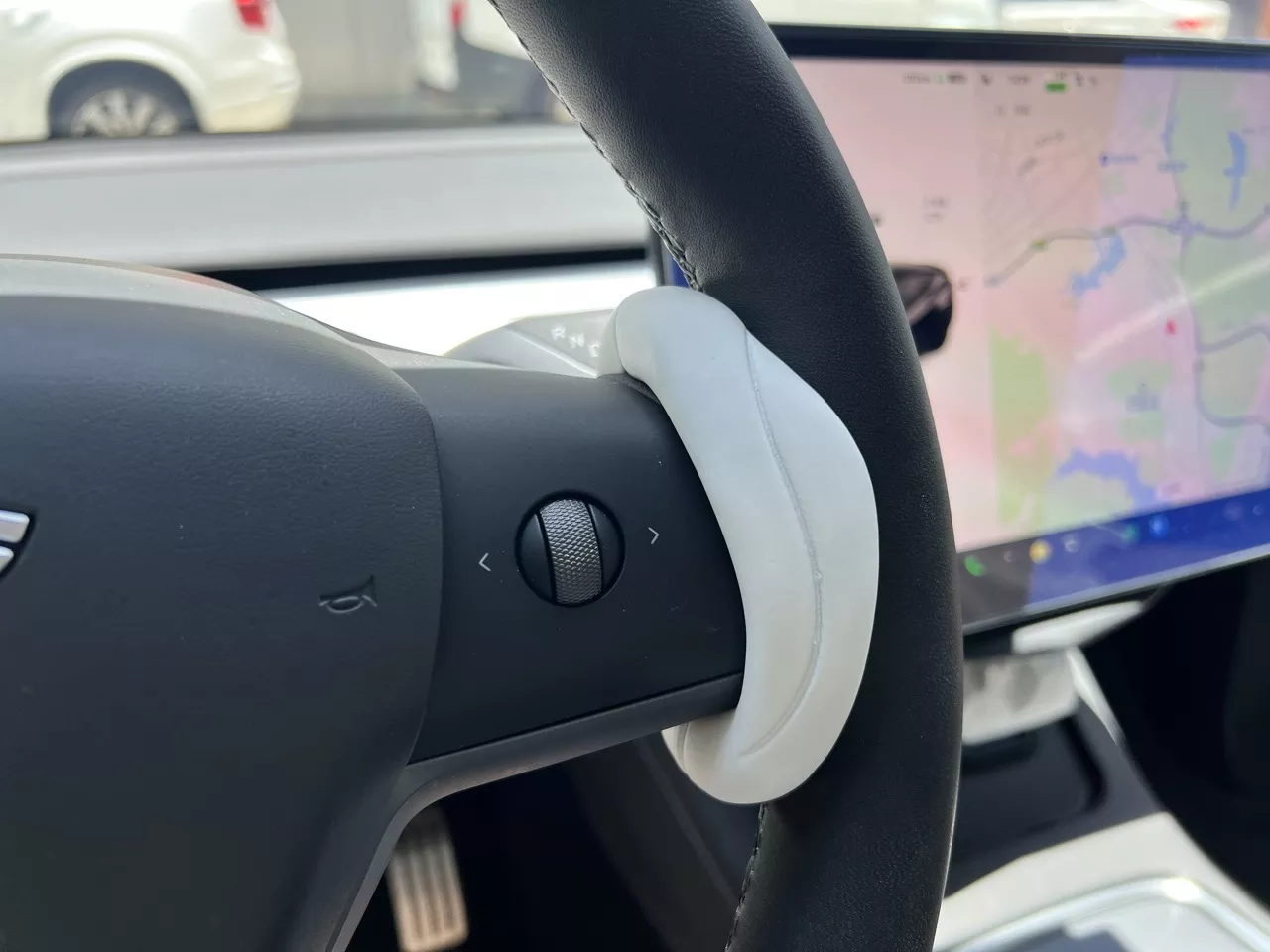 Tesla Model 3 et Model Y : Contrepoids du volant, copain de l'Autopilote -  Plugear